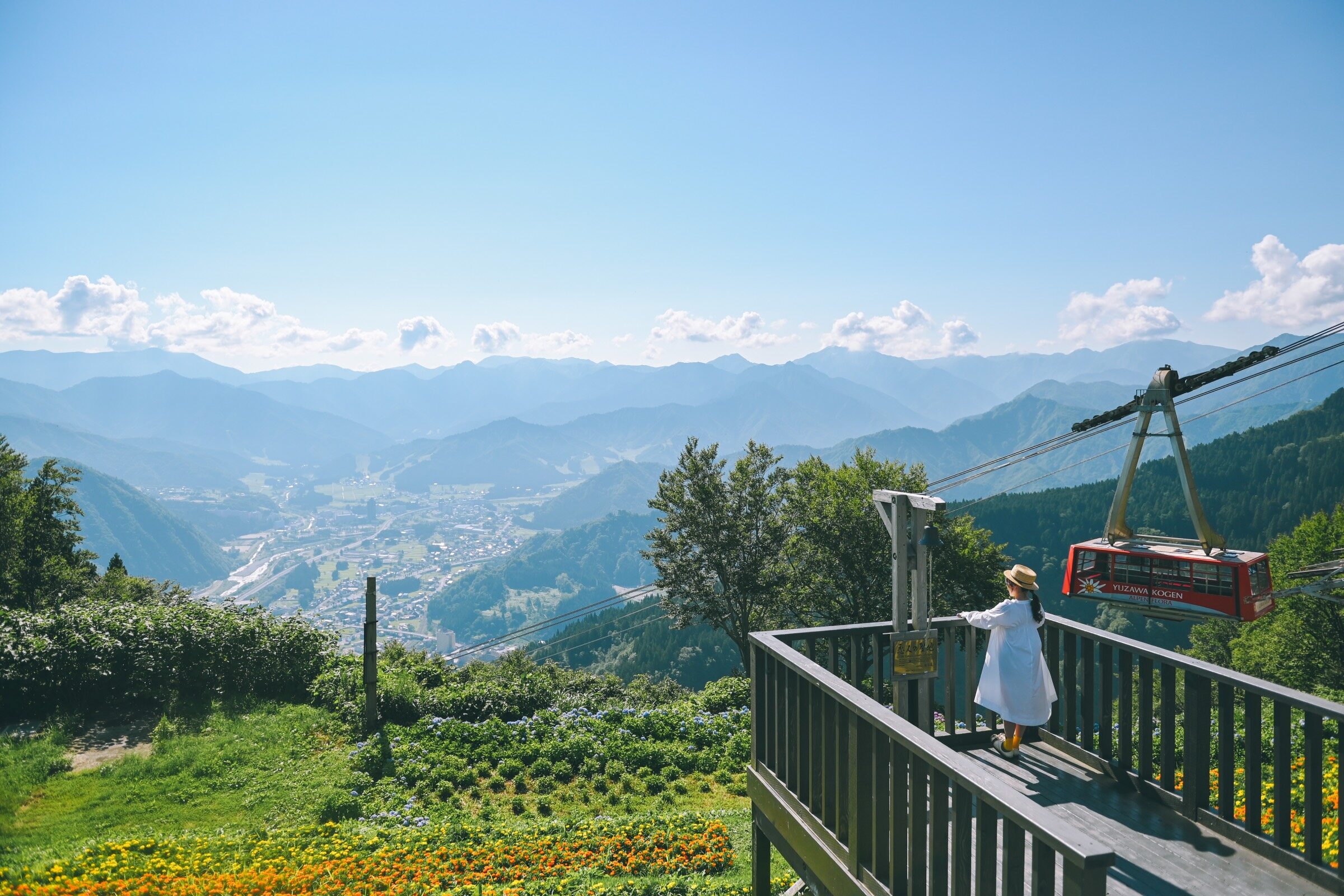 世界最大級のロープウェイ！絶景と季節の花々が咲き誇る「湯沢高原パノラマパーク」
